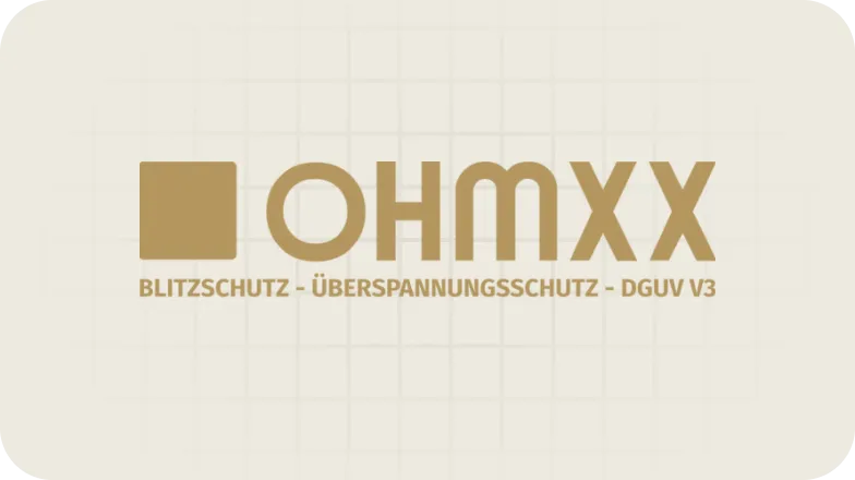 Logo mit dem Schriftzug OHMXX und den Worten Blitzschutz, Überspannungsschutz, DGUV V3 darunter.