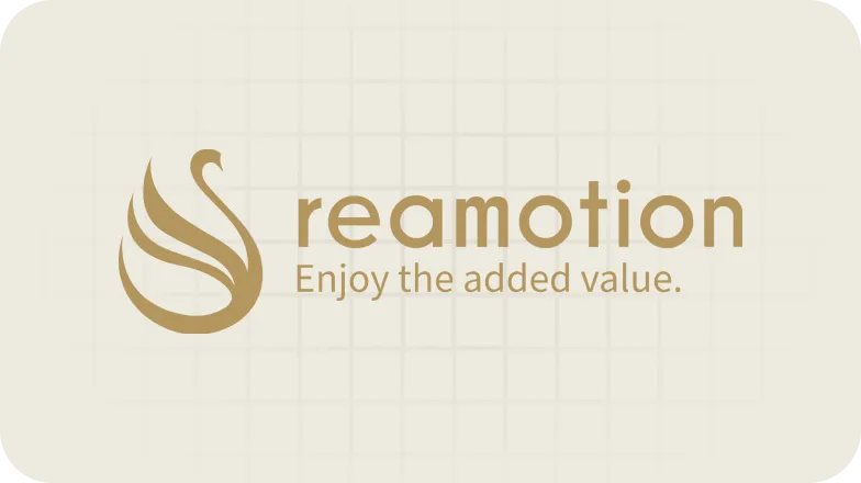 Logo von reamotion mit Slogan „Enjoy the added value.“ in goldener Schrift vor hellem Hintergrund.