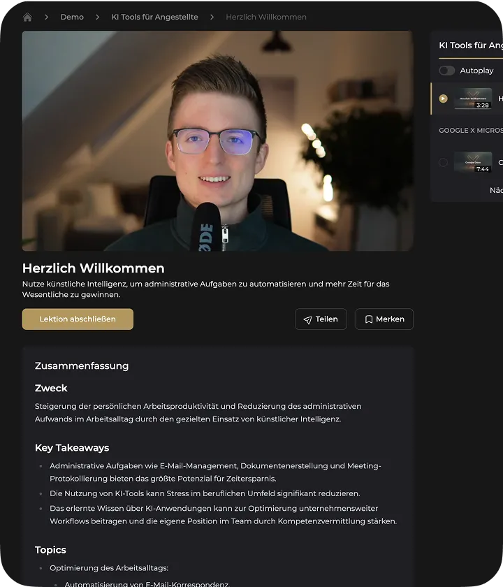 Junger Mann mit Brille spricht in ein Mikrofon vor verschwommenem Hintergrund in einem Video.